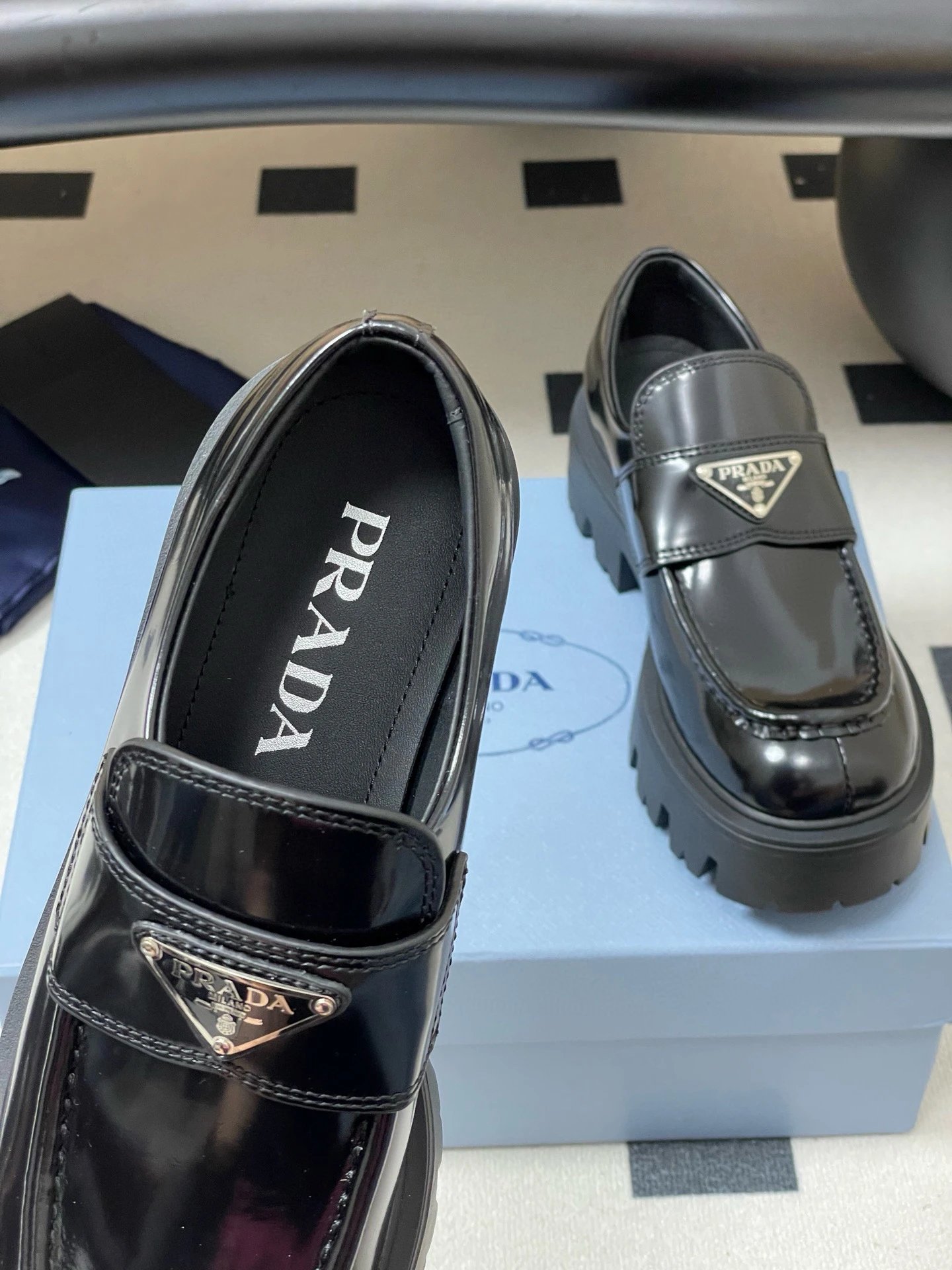 프라다 모놀리스 브러시드 가죽 로퍼