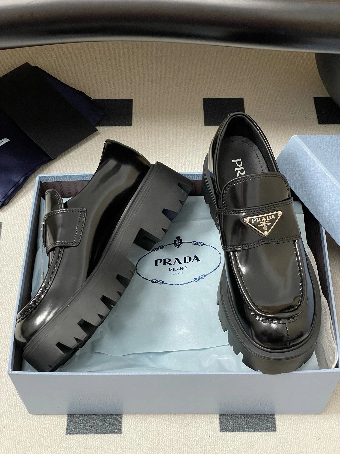 프라다 모놀리스 브러시드 가죽 로퍼