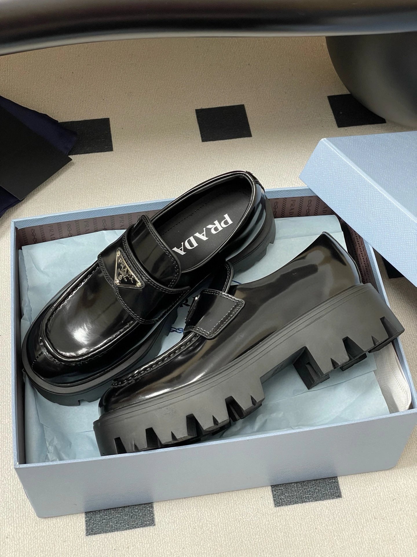 프라다 모놀리스 브러시드 가죽 로퍼