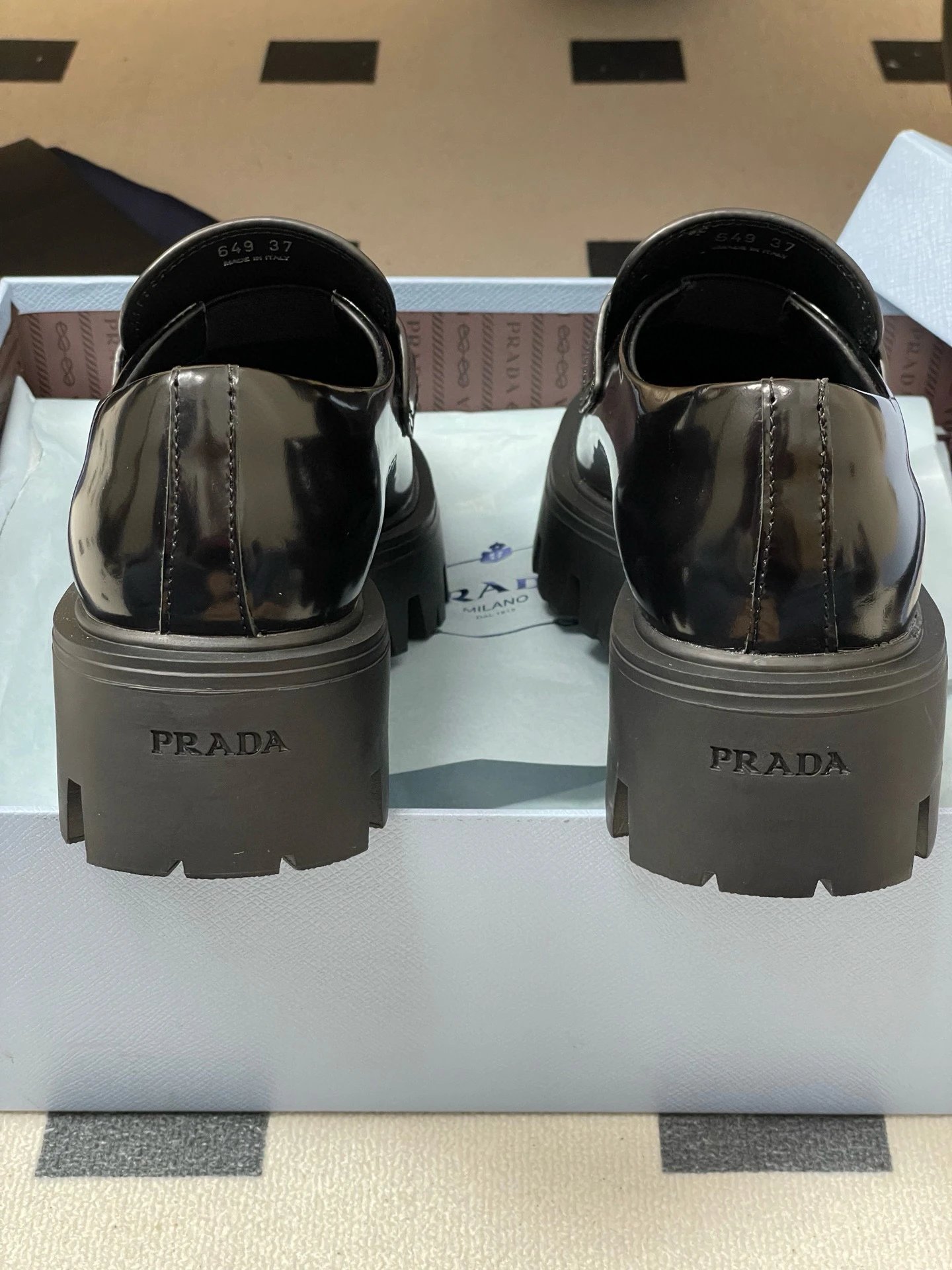 프라다 모놀리스 브러시드 가죽 로퍼