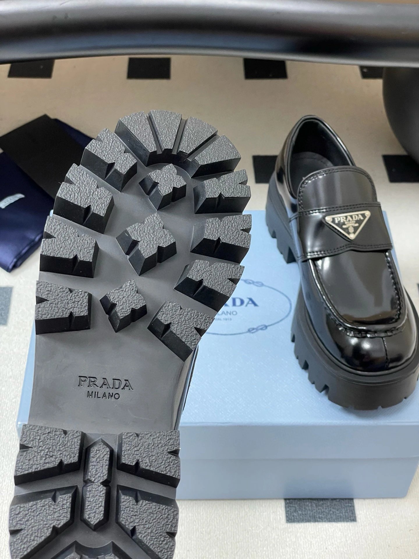 프라다 모놀리스 브러시드 가죽 로퍼