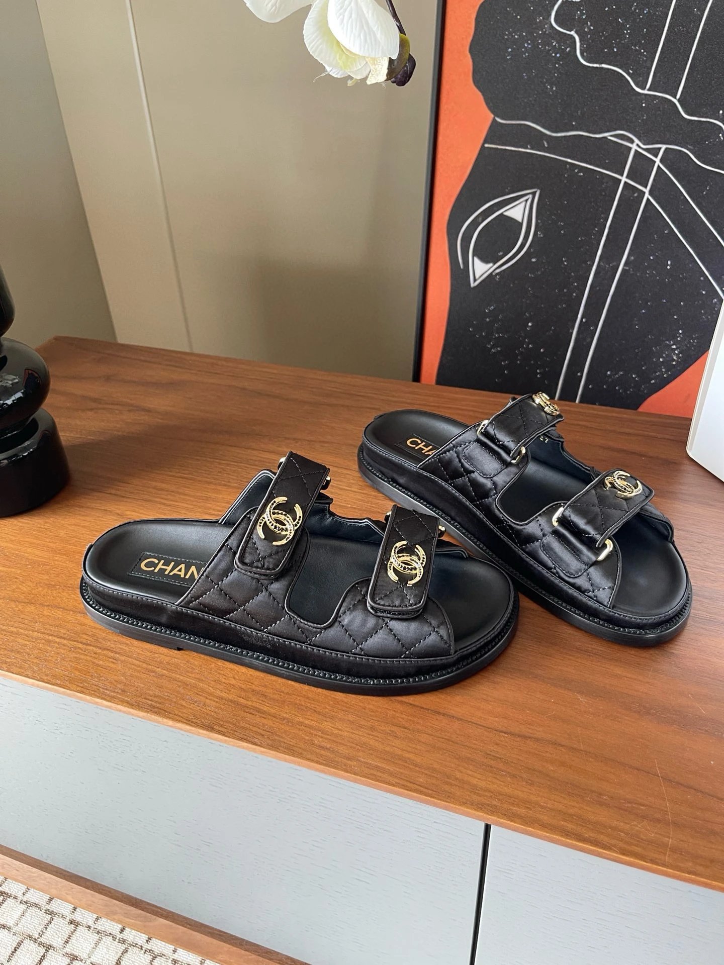 샤넬 CC로고 벨크로 램스킨 뮬 샌들