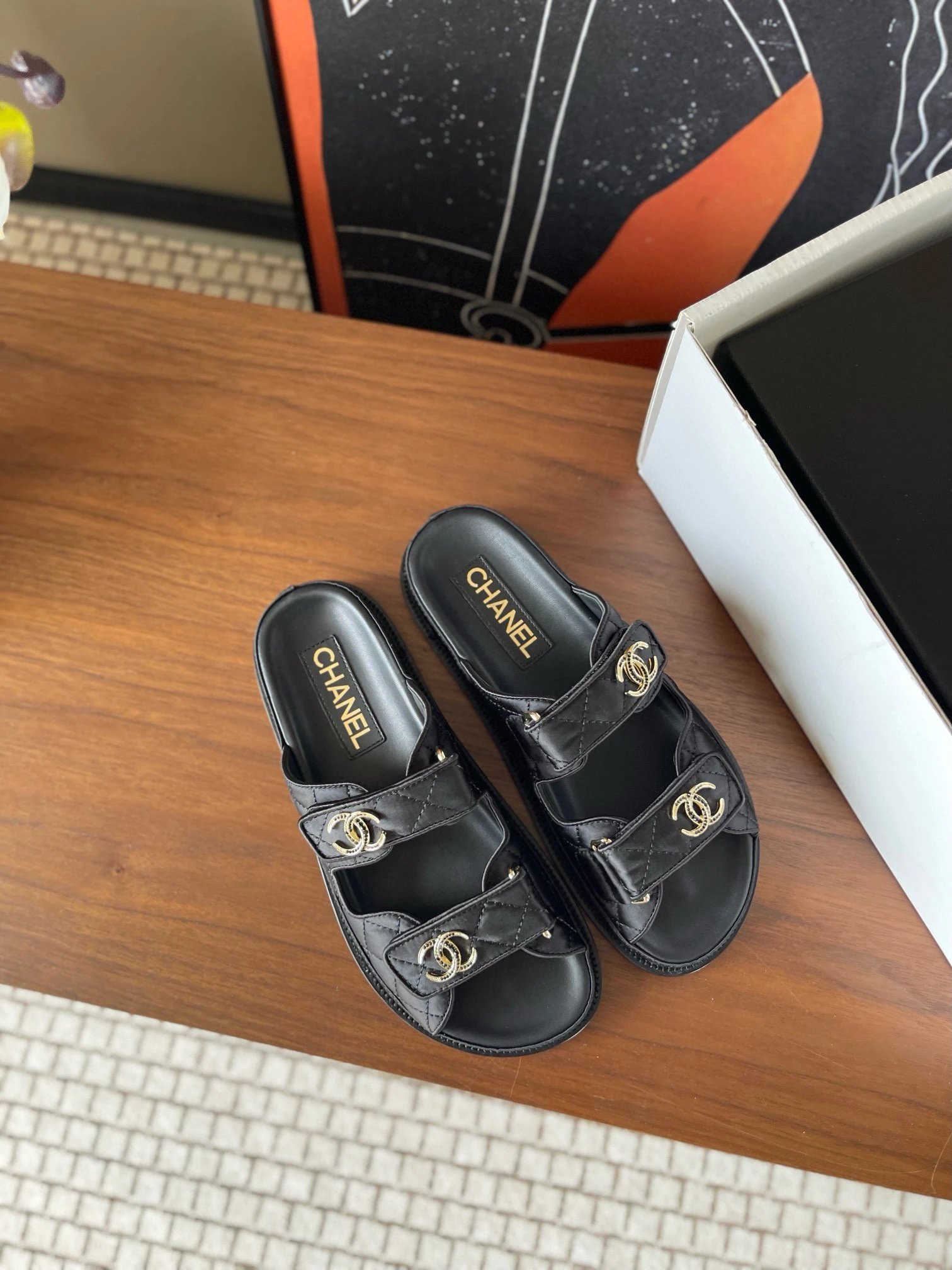 샤넬 CC로고 벨크로 램스킨 뮬 샌들