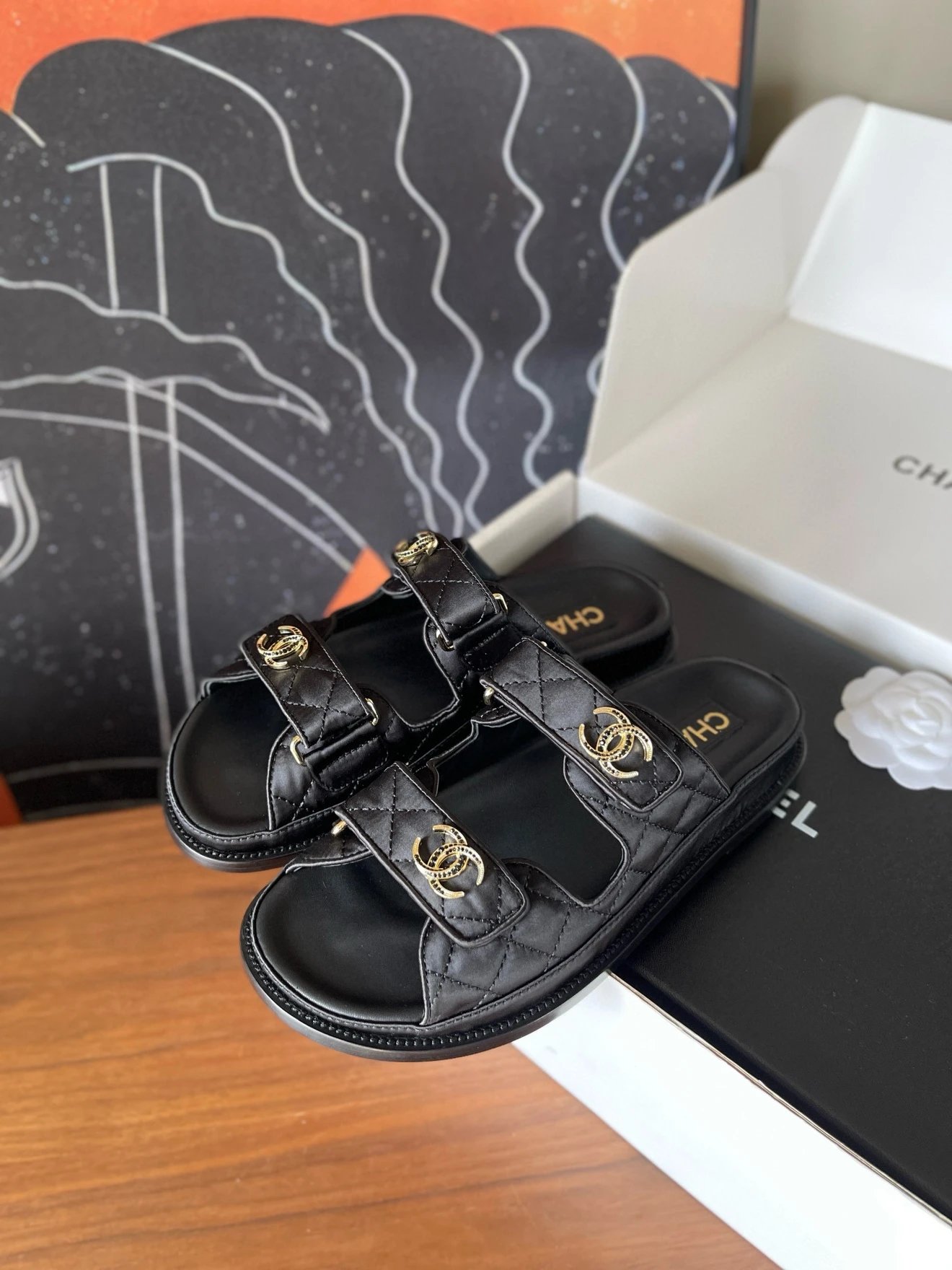 샤넬 CC로고 벨크로 램스킨 뮬 샌들