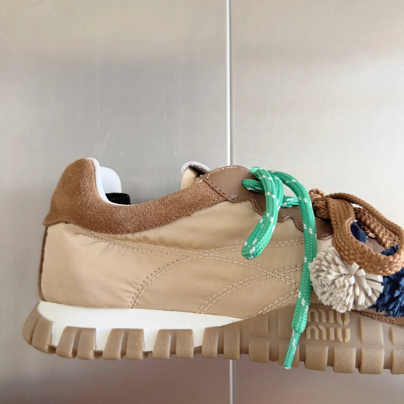 미우미우 타이어 테크니컬 스니커즈