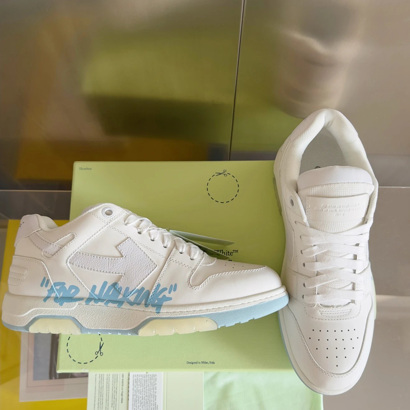 오프화이트 아웃 오브 오피스 스니커즈