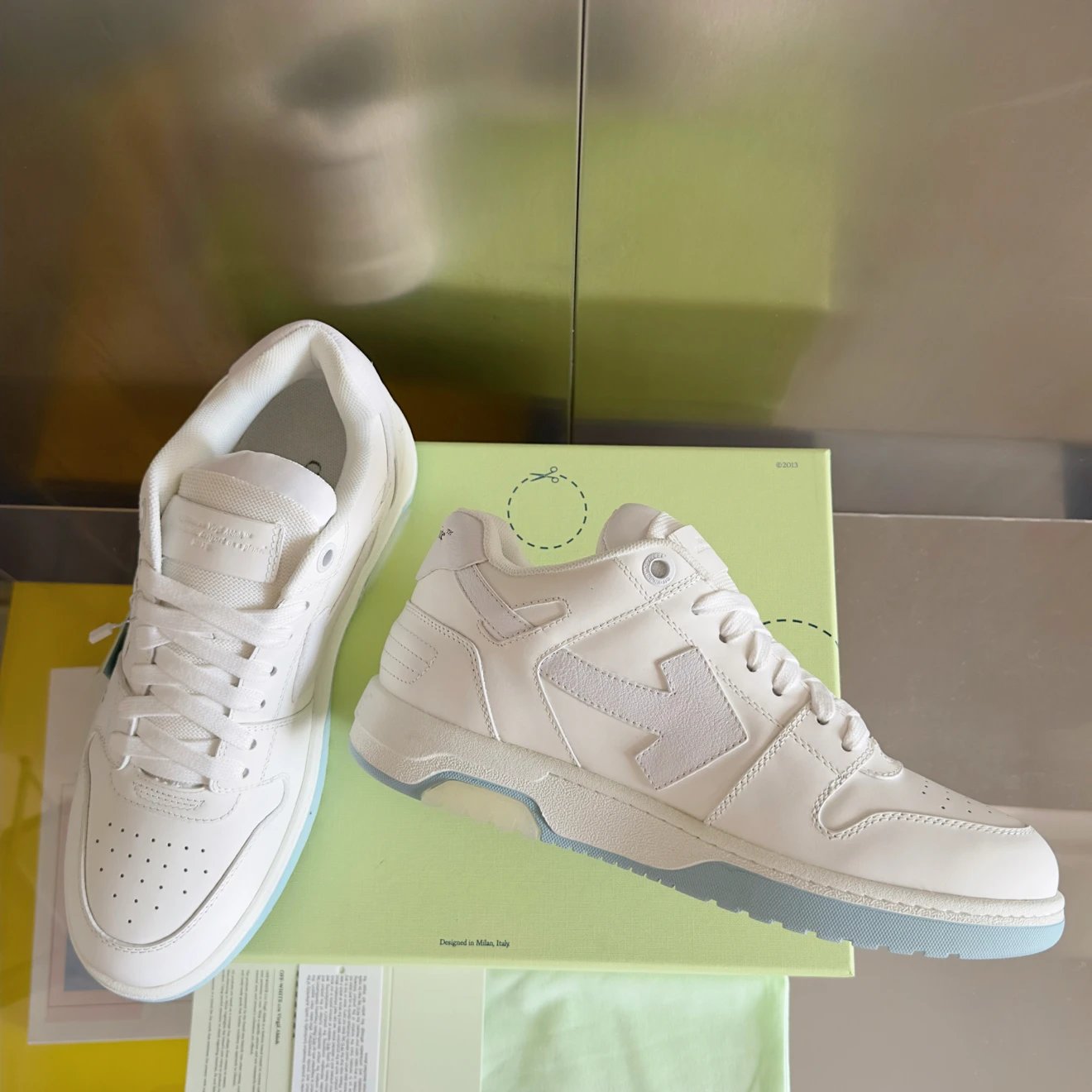 오프화이트 아웃 오브 오피스 스니커즈