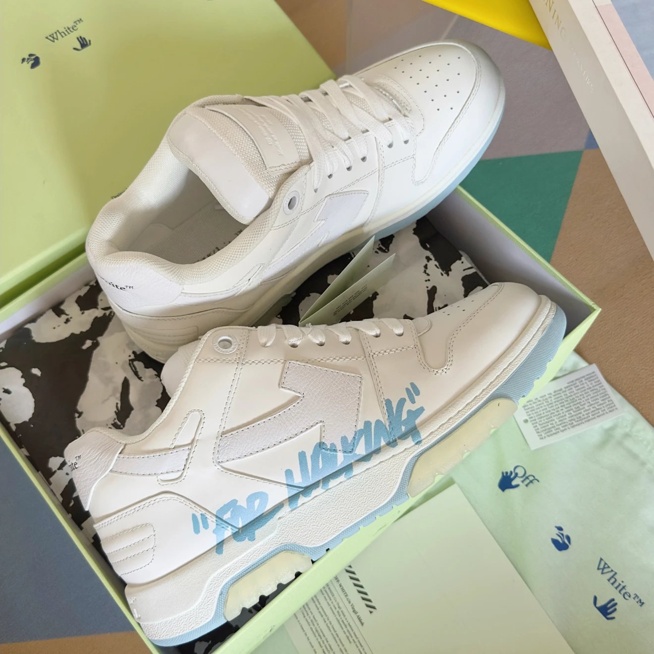 오프화이트 아웃 오브 오피스 스니커즈