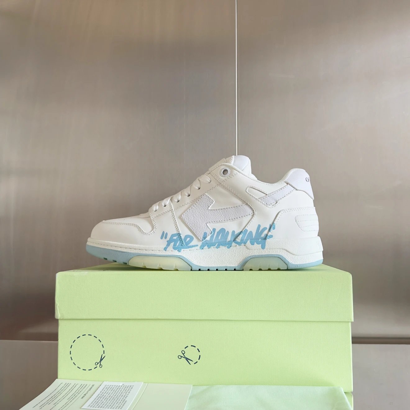 오프화이트 아웃 오브 오피스 스니커즈