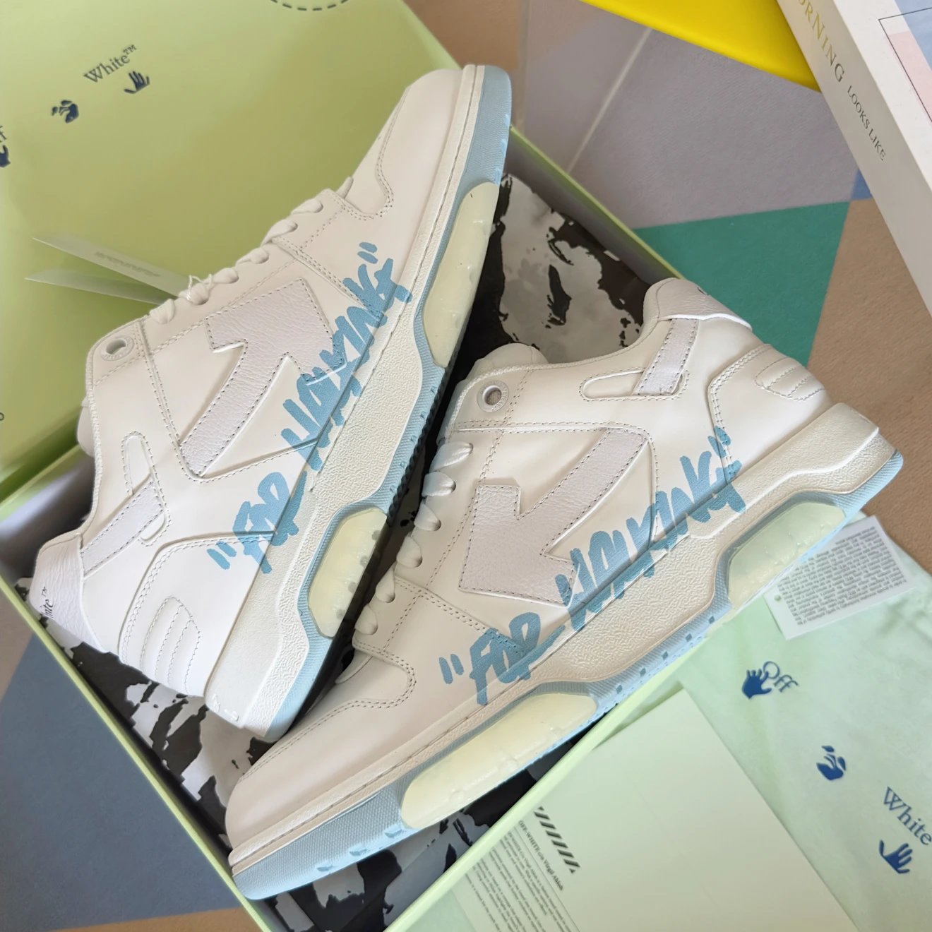 오프화이트 아웃 오브 오피스 스니커즈