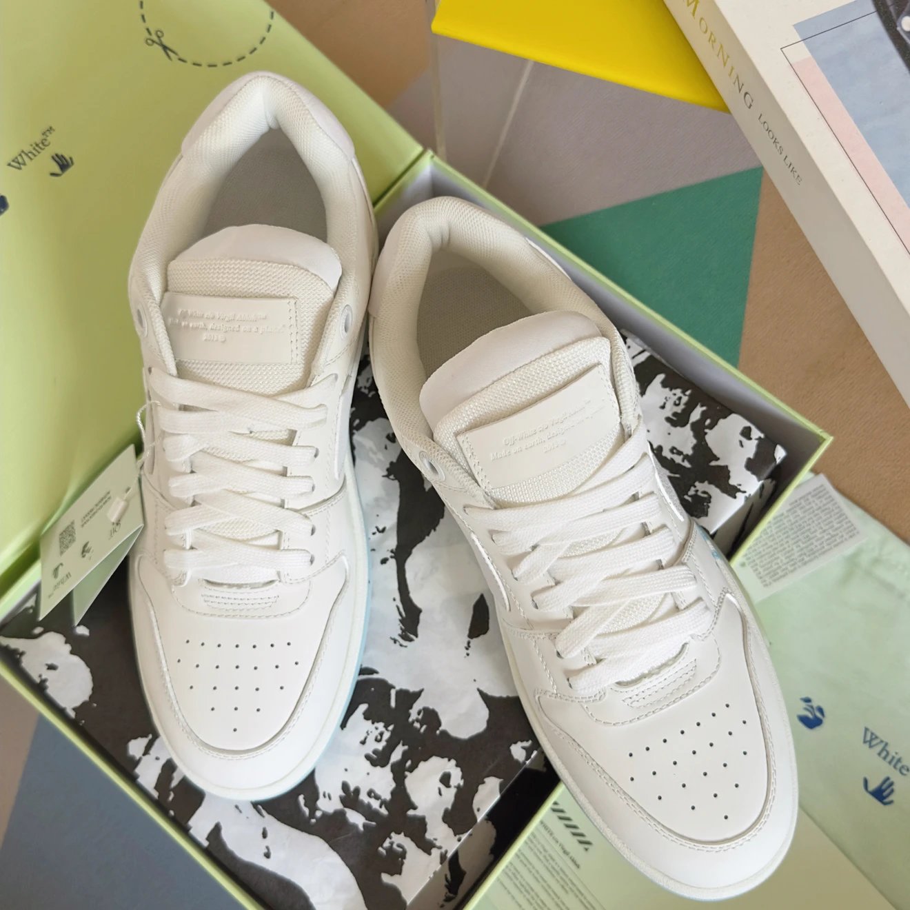 오프화이트 아웃 오브 오피스 스니커즈