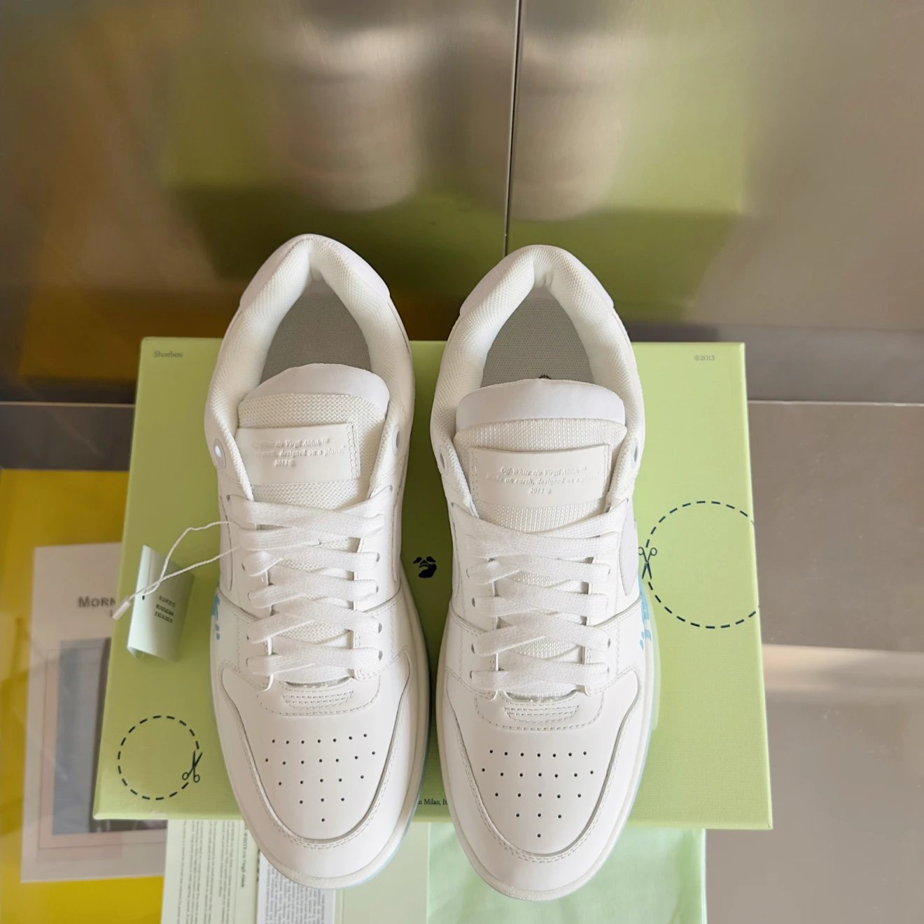 오프화이트 아웃 오브 오피스 스니커즈