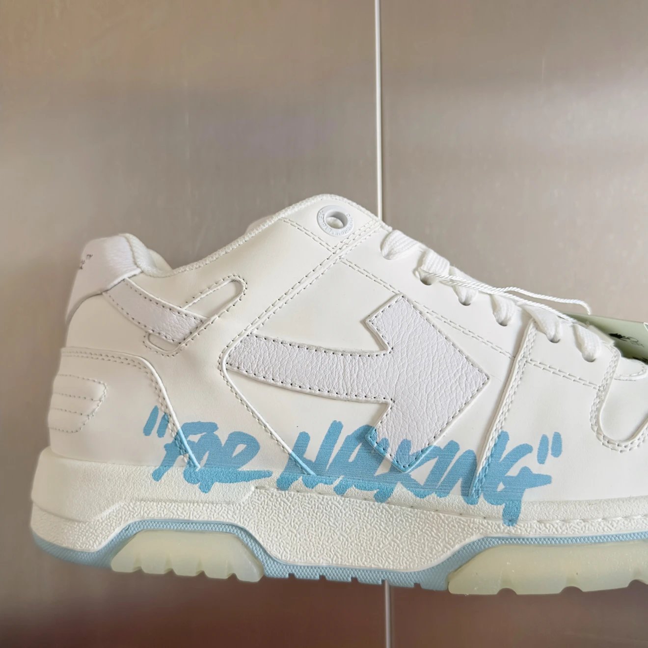 오프화이트 아웃 오브 오피스 스니커즈