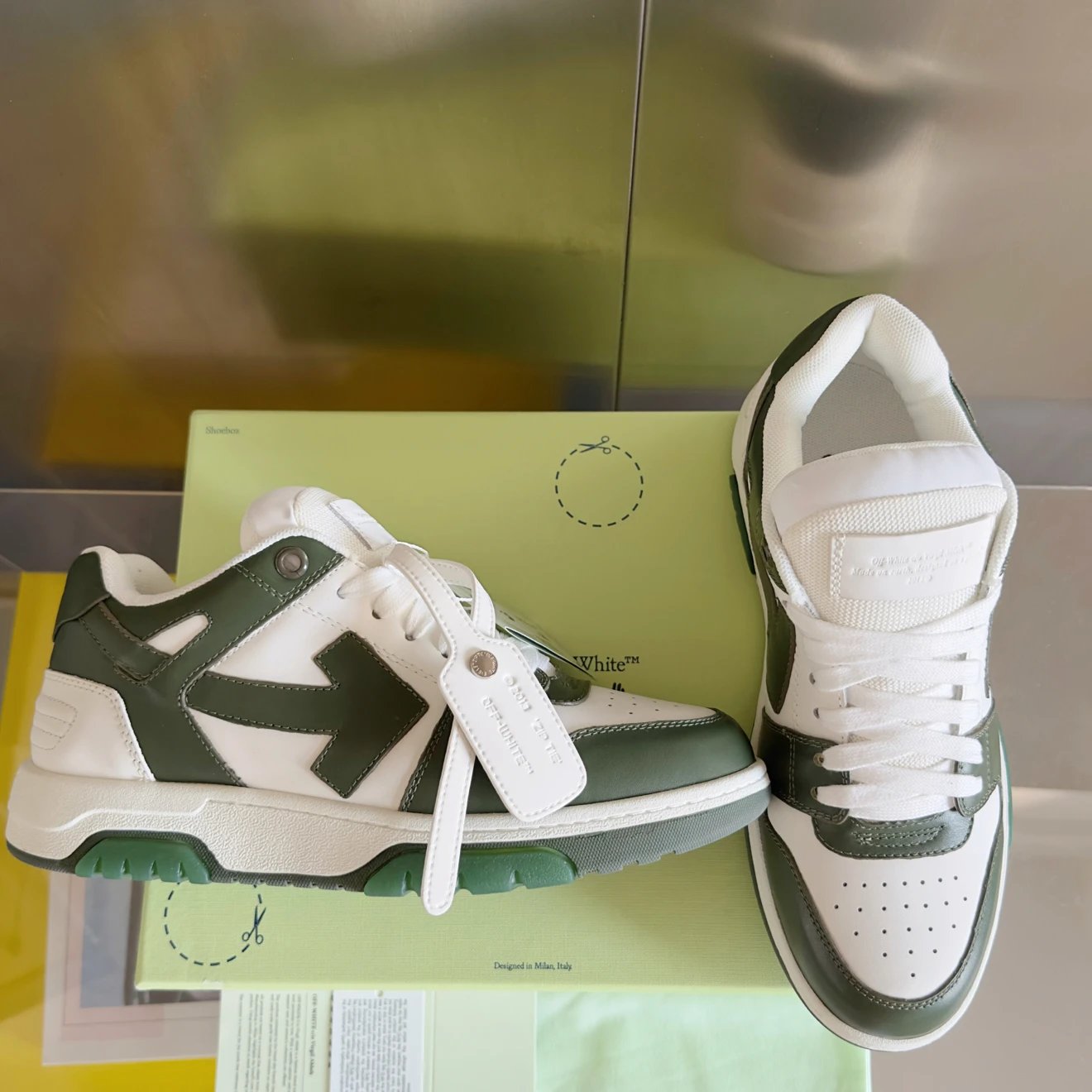 오프화이트 아웃 오브 오피스 스니커즈