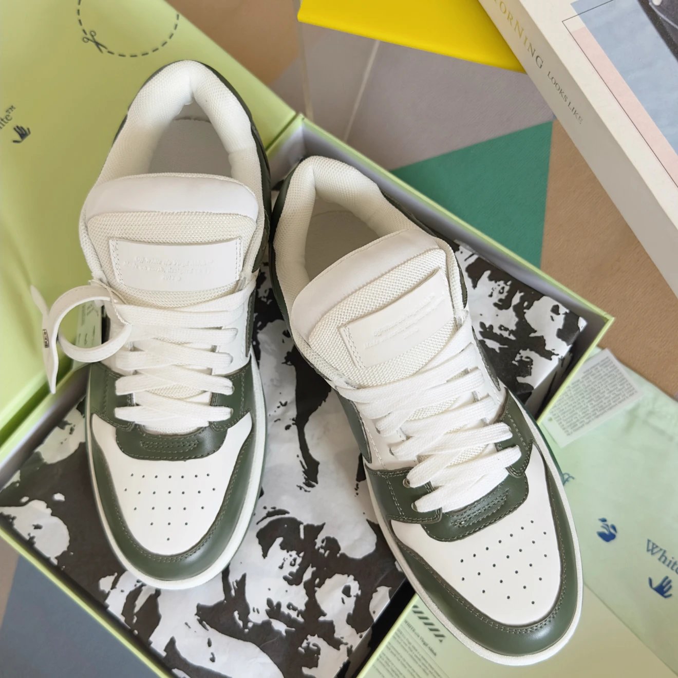 오프화이트 아웃 오브 오피스 스니커즈