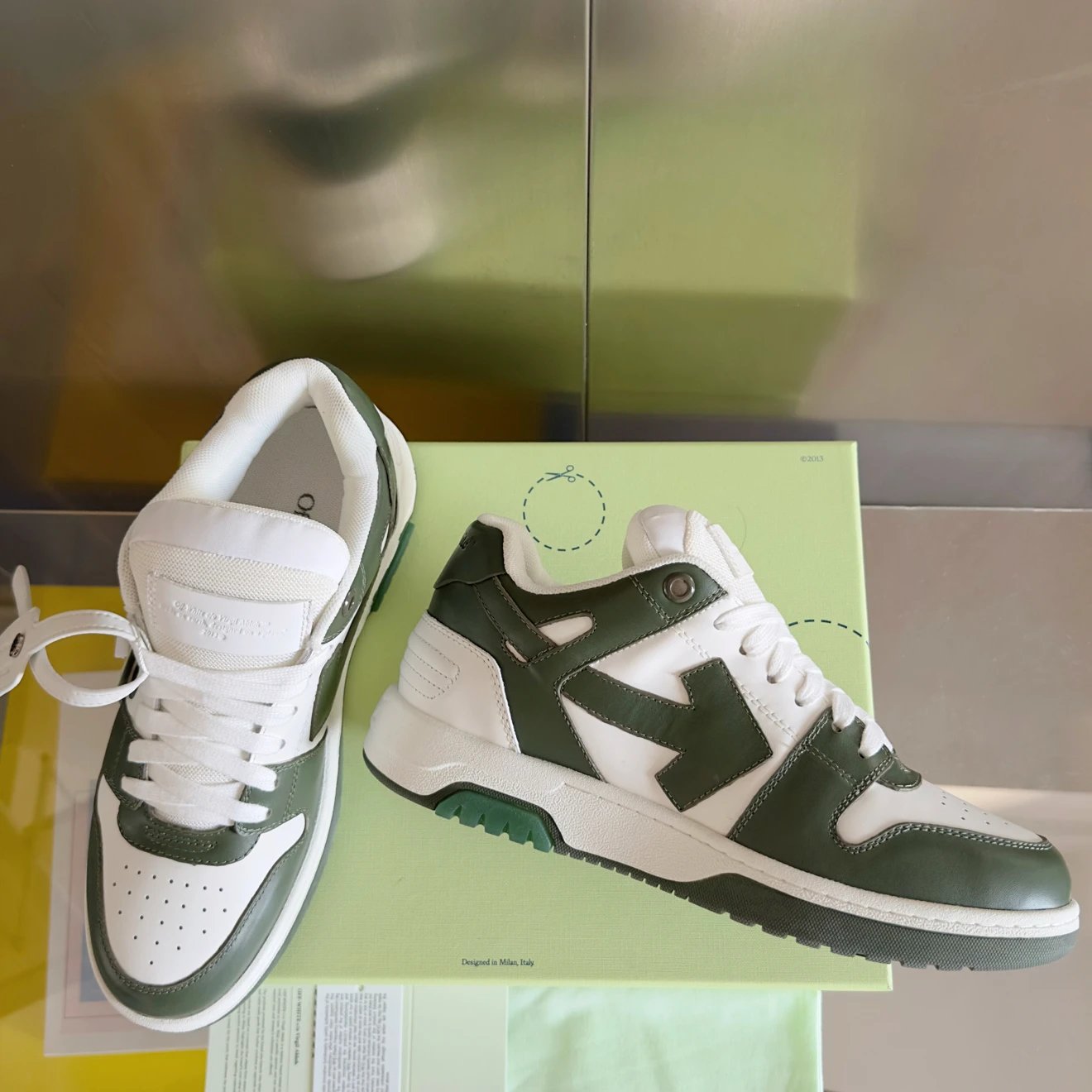 오프화이트 아웃 오브 오피스 스니커즈