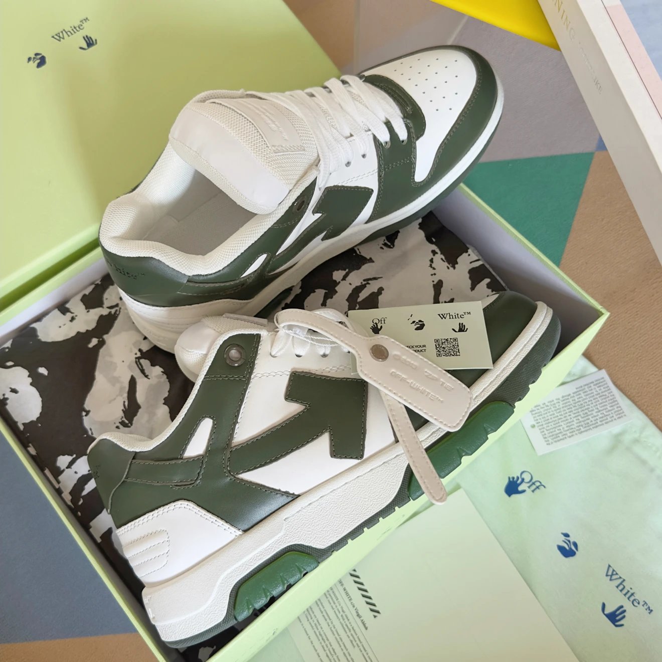 오프화이트 아웃 오브 오피스 스니커즈