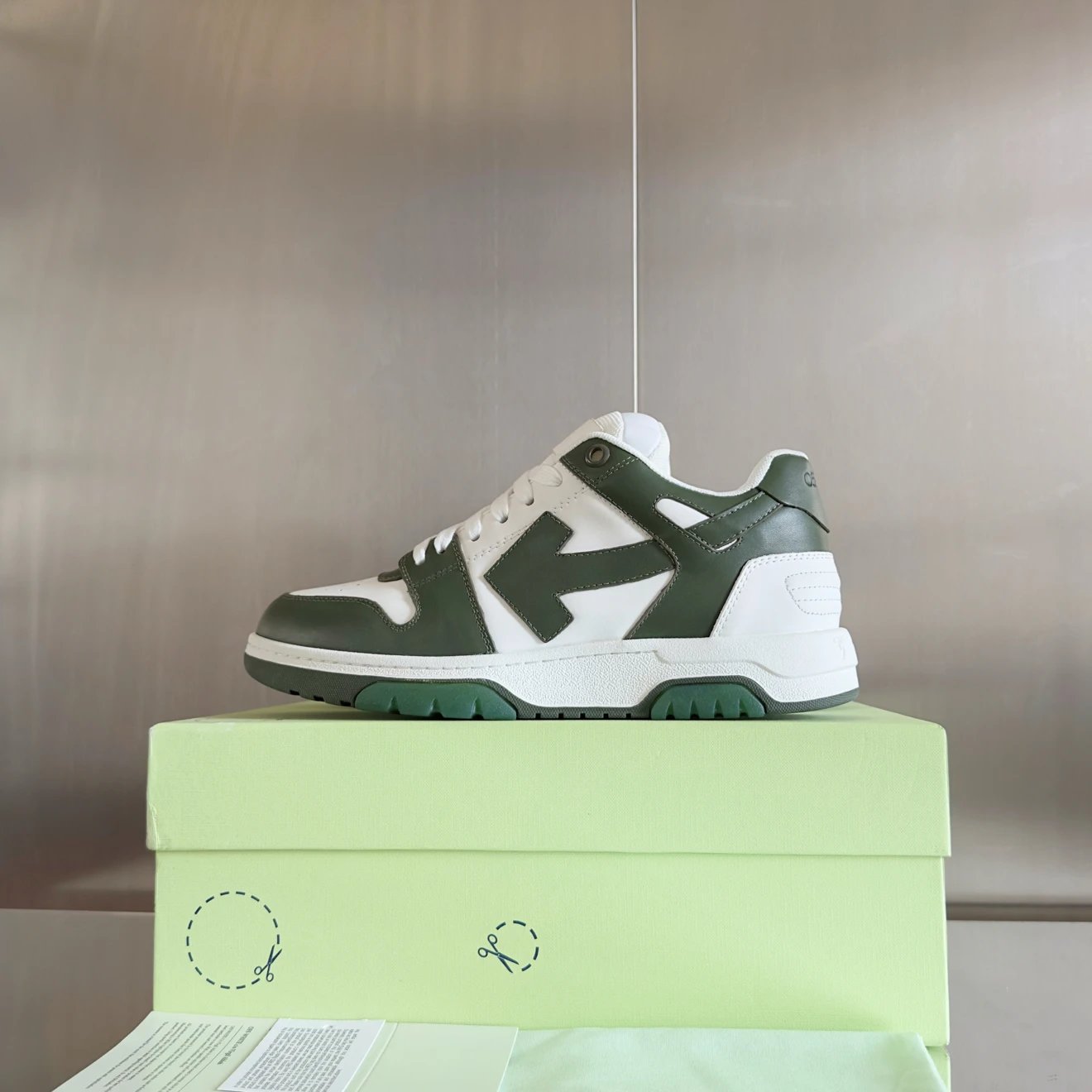 오프화이트 아웃 오브 오피스 스니커즈