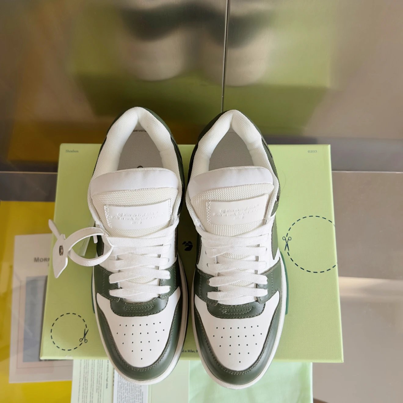 오프화이트 아웃 오브 오피스 스니커즈