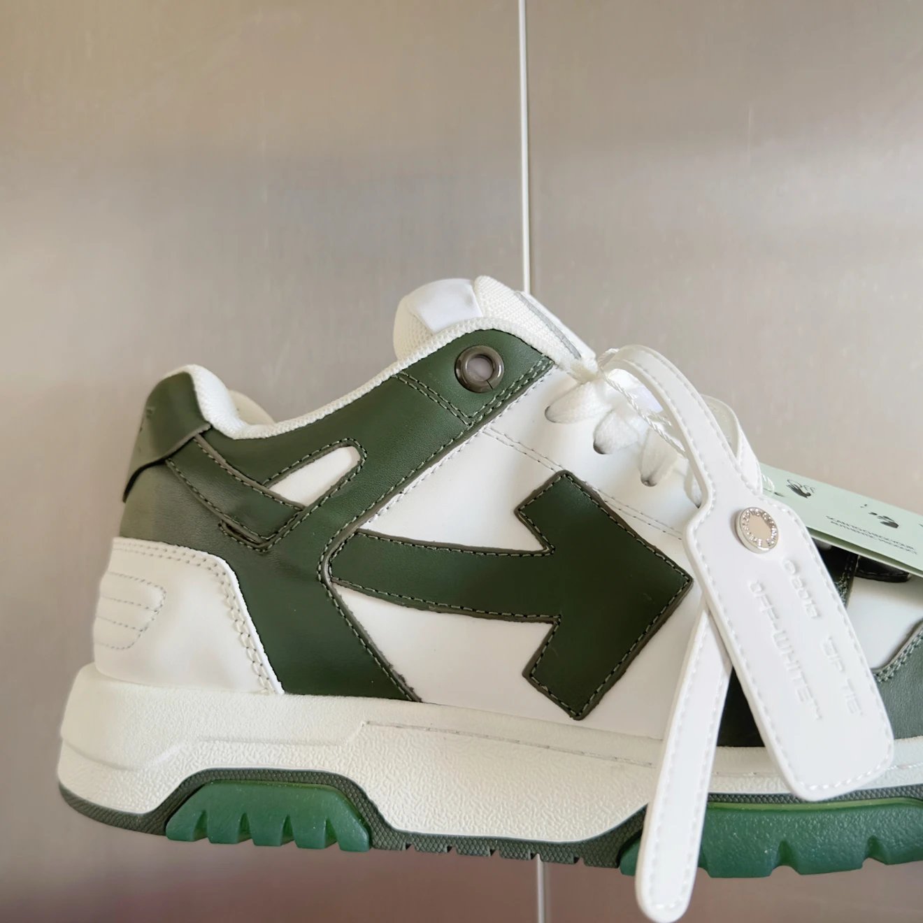 오프화이트 아웃 오브 오피스 스니커즈