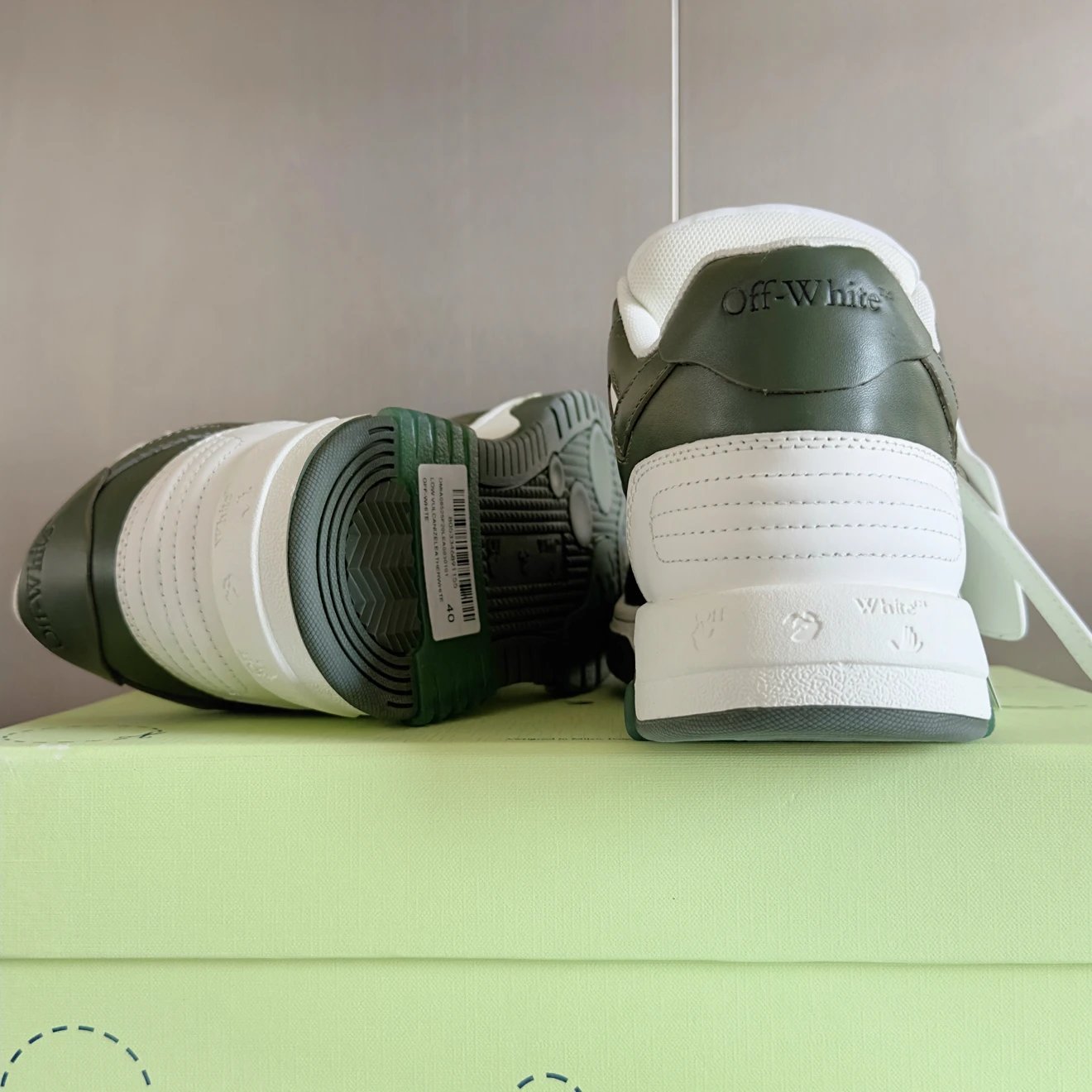 오프화이트 아웃 오브 오피스 스니커즈