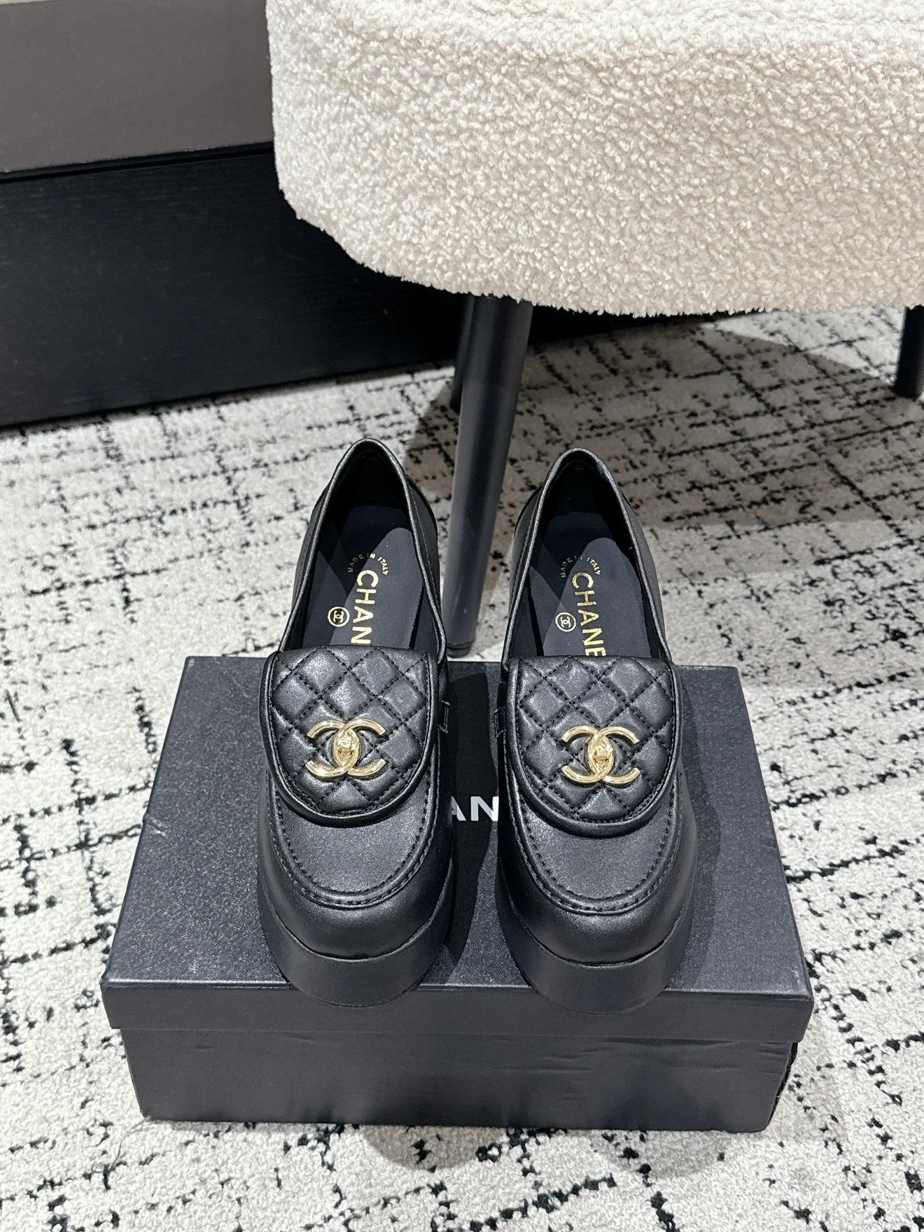 샤넬 CC 턴락 퀼팅 로퍼 힐