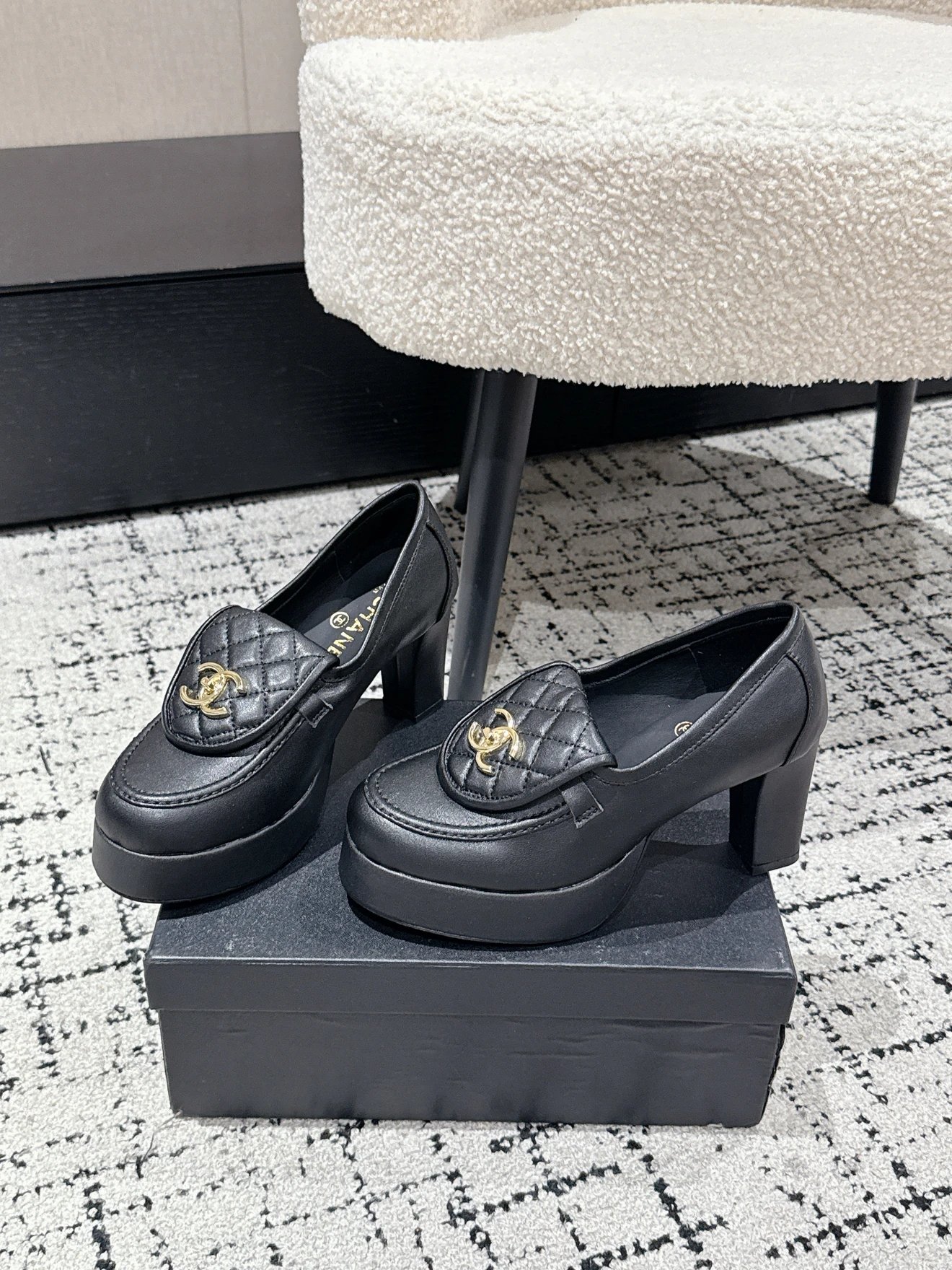 샤넬 CC 턴락 퀼팅 로퍼 힐