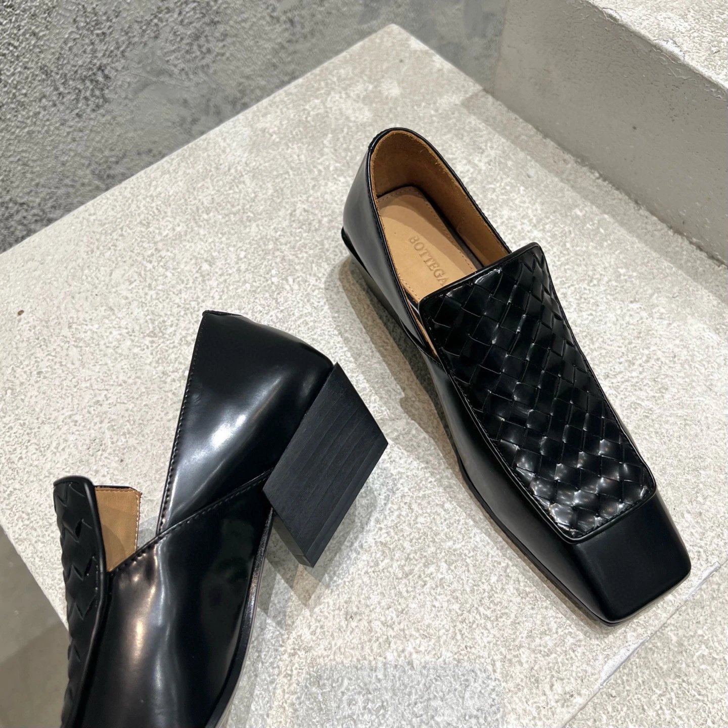 보테가 베네타 인트레치아토 위빙 로퍼 힐