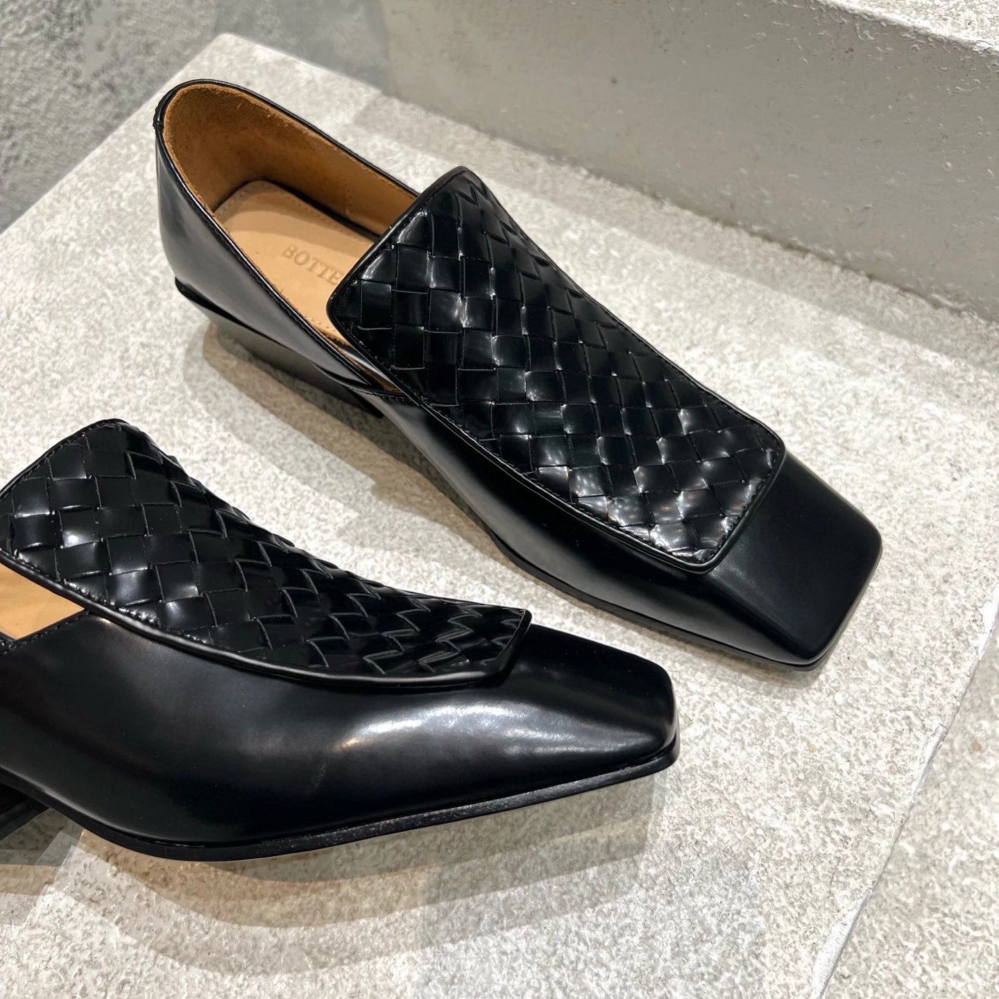 보테가 베네타 인트레치아토 위빙 로퍼 힐