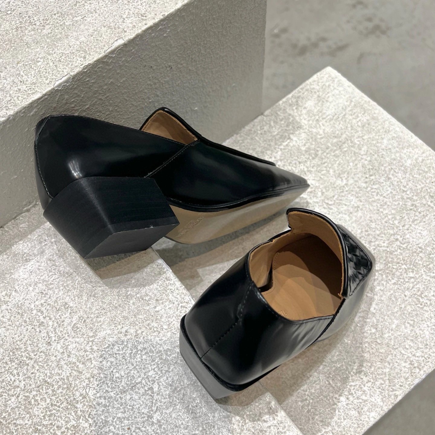 보테가 베네타 인트레치아토 위빙 로퍼 힐