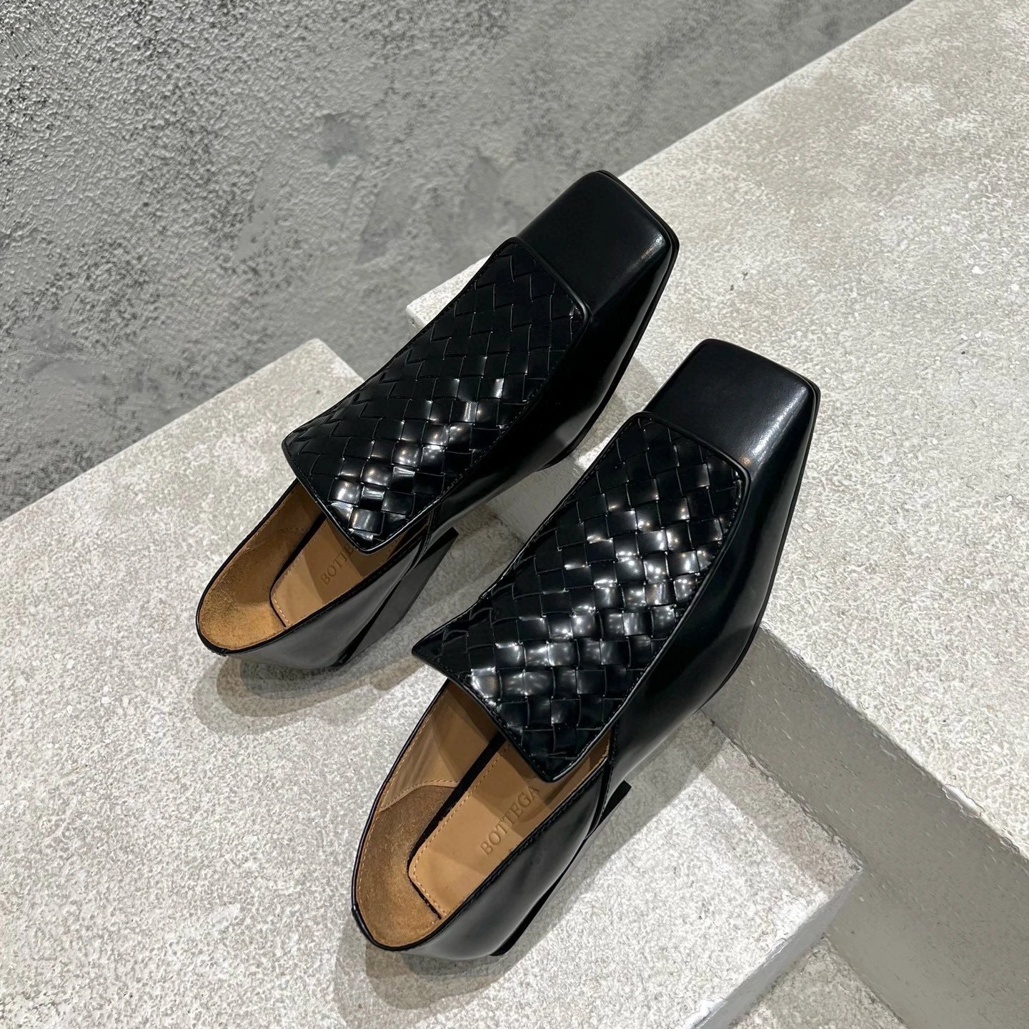 보테가 베네타 인트레치아토 위빙 로퍼 힐