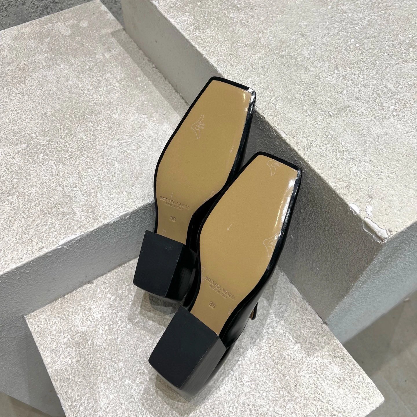 보테가 베네타 인트레치아토 위빙 로퍼 힐