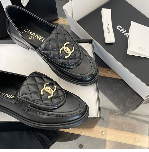 샤넬 cc로고 턴락 퀼팅 모카신 로퍼
