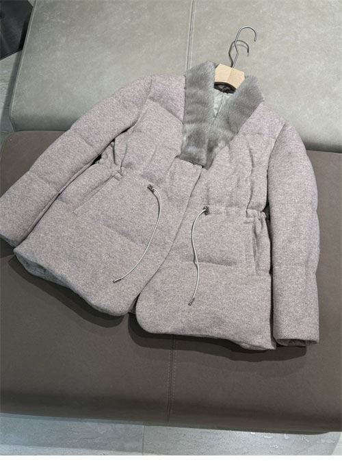 로로피아나 24FW 로고 패치 밍크퍼 구스다운 패딩 점퍼