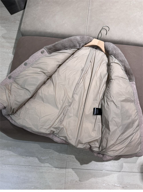 로로피아나 24FW 로고 패치 밍크퍼 구스다운 패딩 점퍼