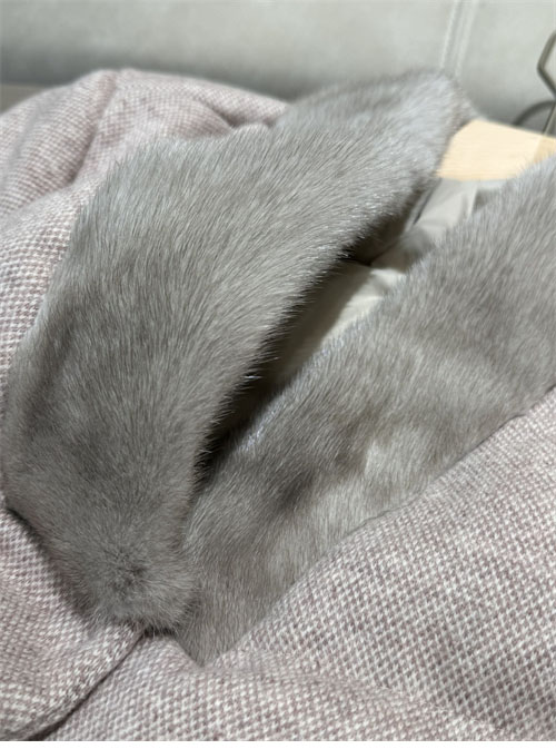 로로피아나 24FW 로고 패치 밍크퍼 구스다운 패딩 점퍼