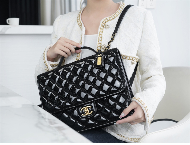 샤넬 22k 라지 백팩 블랙 페이던트 카프스킨 골드 메탈