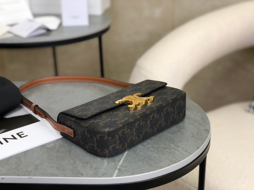 셀린느 Claude Triomphe Shoulder Bag Calfskin