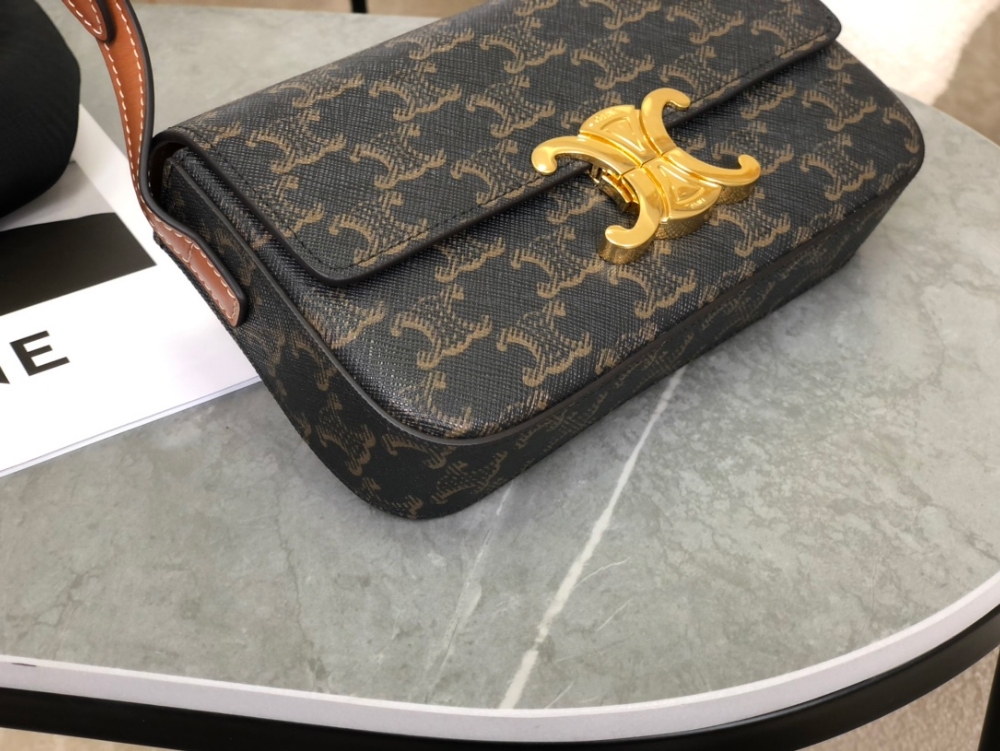 셀린느 Claude Triomphe Shoulder Bag Calfskin