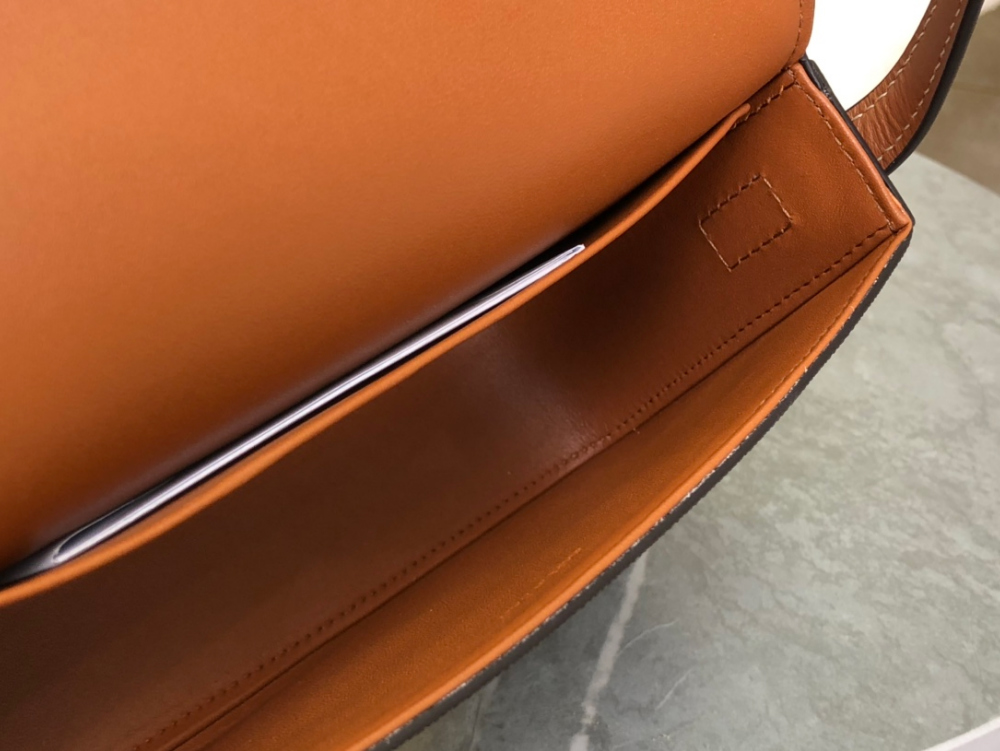 셀린느 Claude Triomphe Shoulder Bag Calfskin