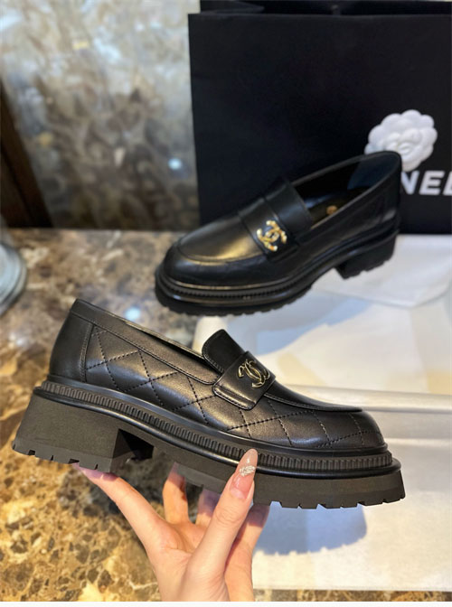 샤넬 23A CC 가죽 로퍼