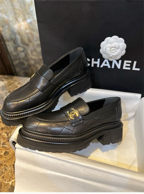 샤넬 23A CC 가죽 로퍼