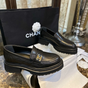 샤넬 23A CC 가죽 로퍼