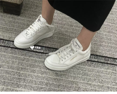 샤넬 23A 로고 레터링 테니스 스니커즈