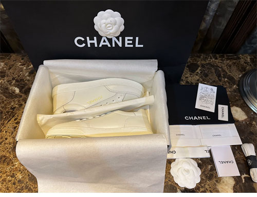 샤넬 23A 로고 레터링 테니스 스니커즈