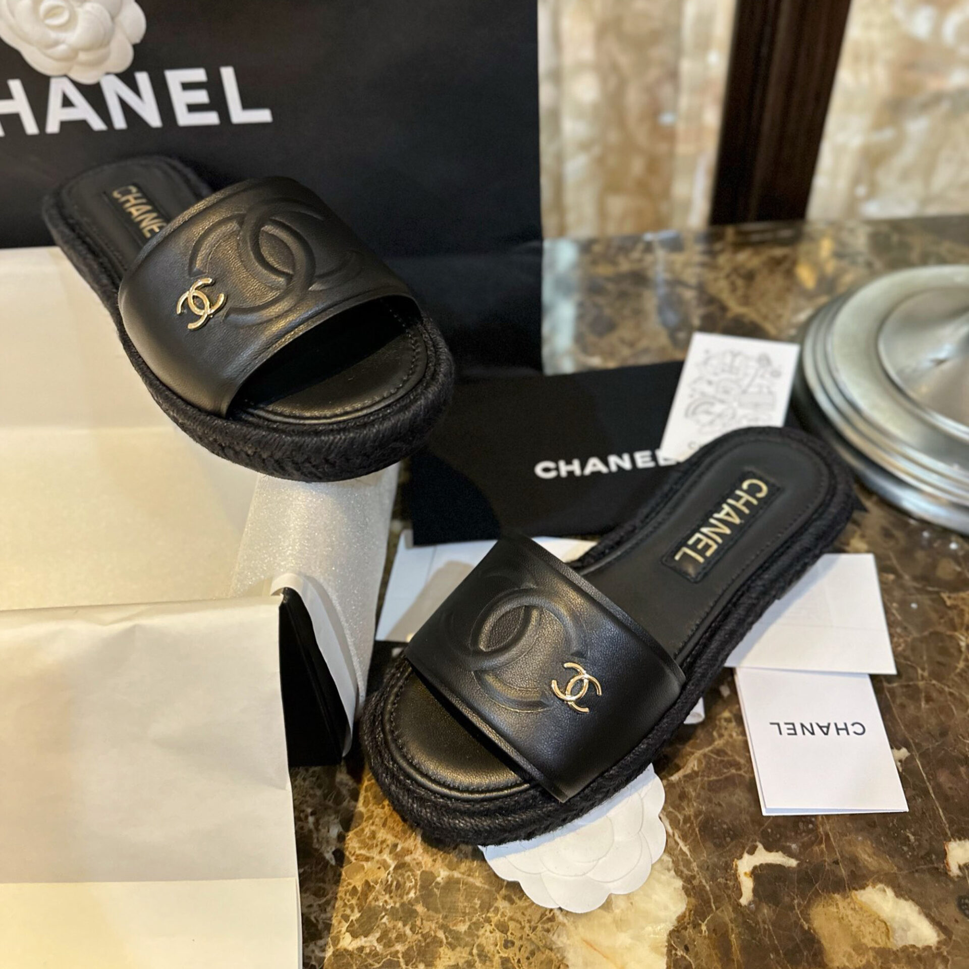 샤넬 23P 블랙 애스파듀 슬라이드 뮬 “35SIZE – 40SIZE”