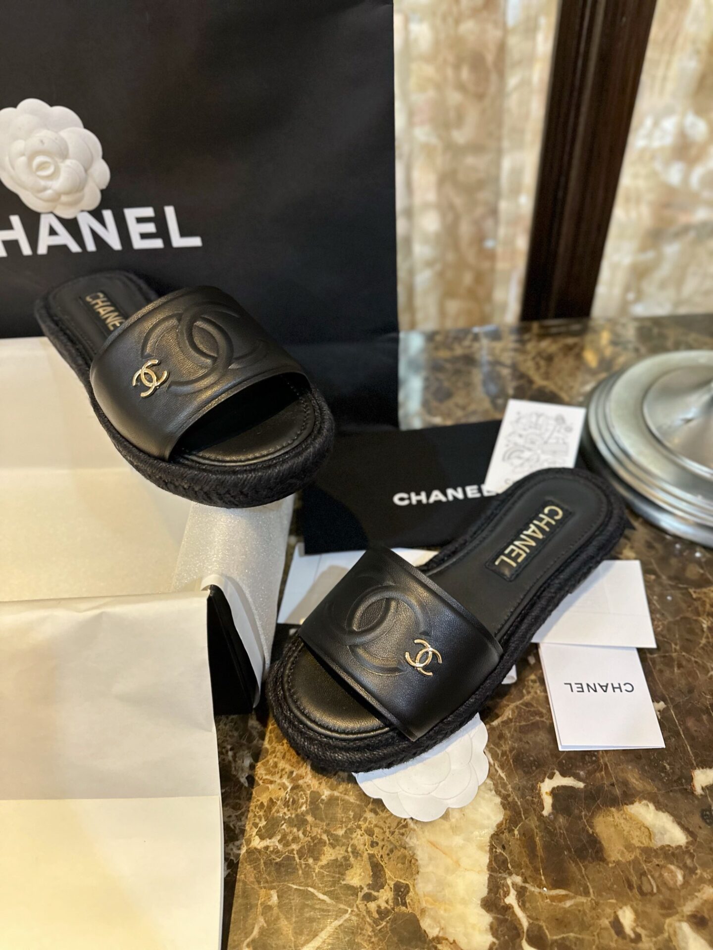 샤넬 23P 블랙 애스파듀 슬라이드 뮬 “35SIZE – 40SIZE”