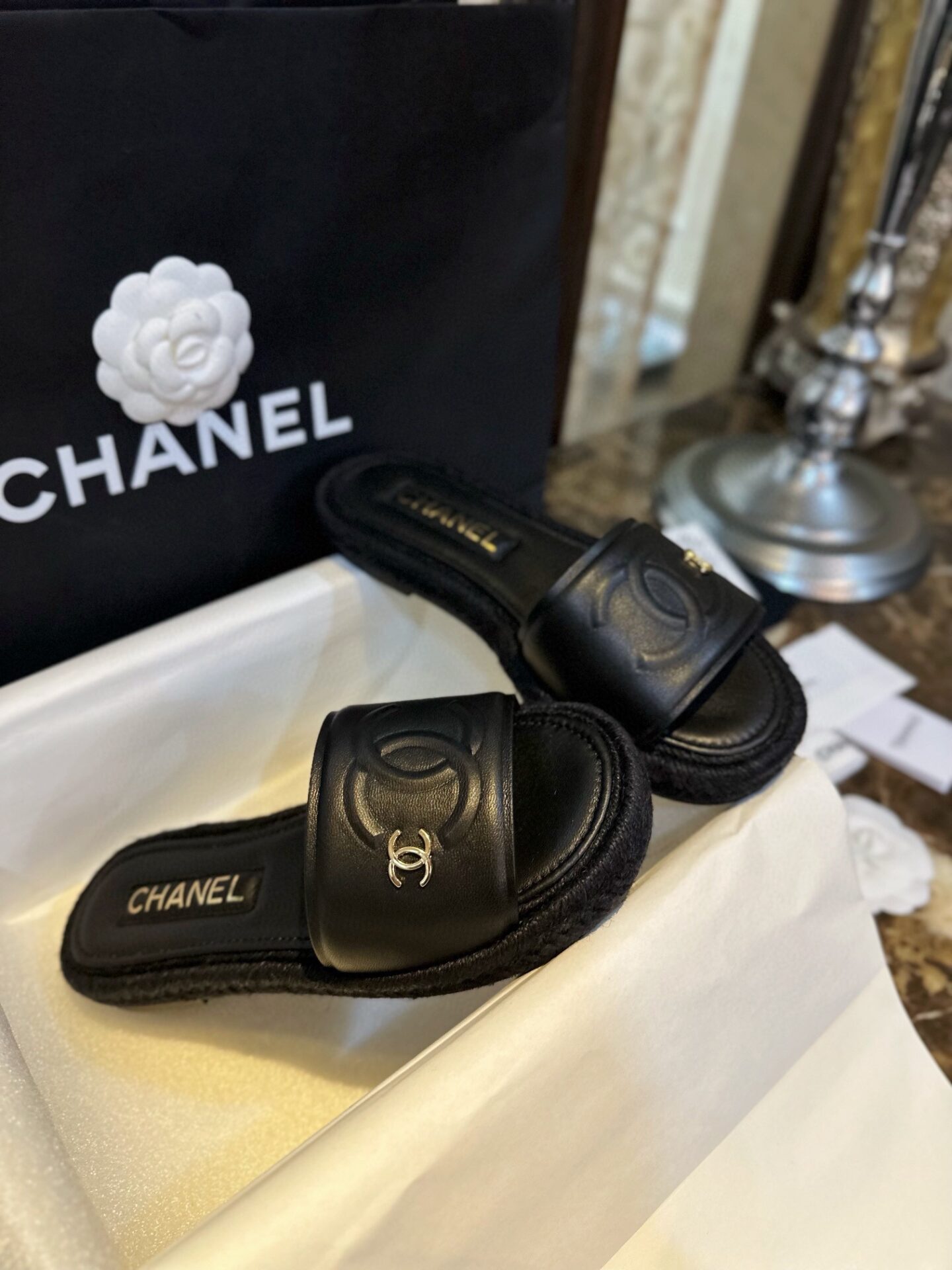 샤넬 23P 블랙 애스파듀 슬라이드 뮬 “35SIZE – 40SIZE”