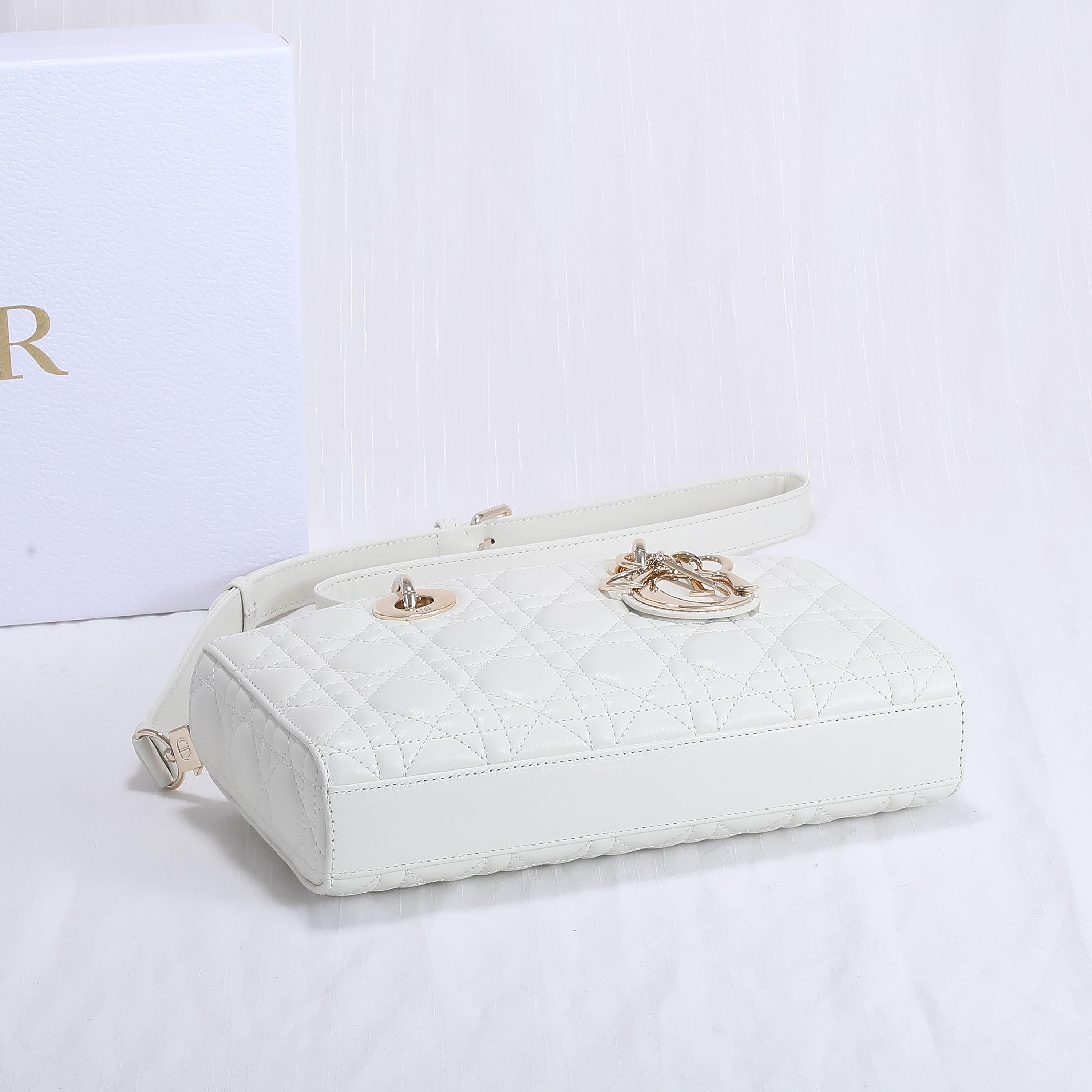 디올 Lady D-Joy Medium