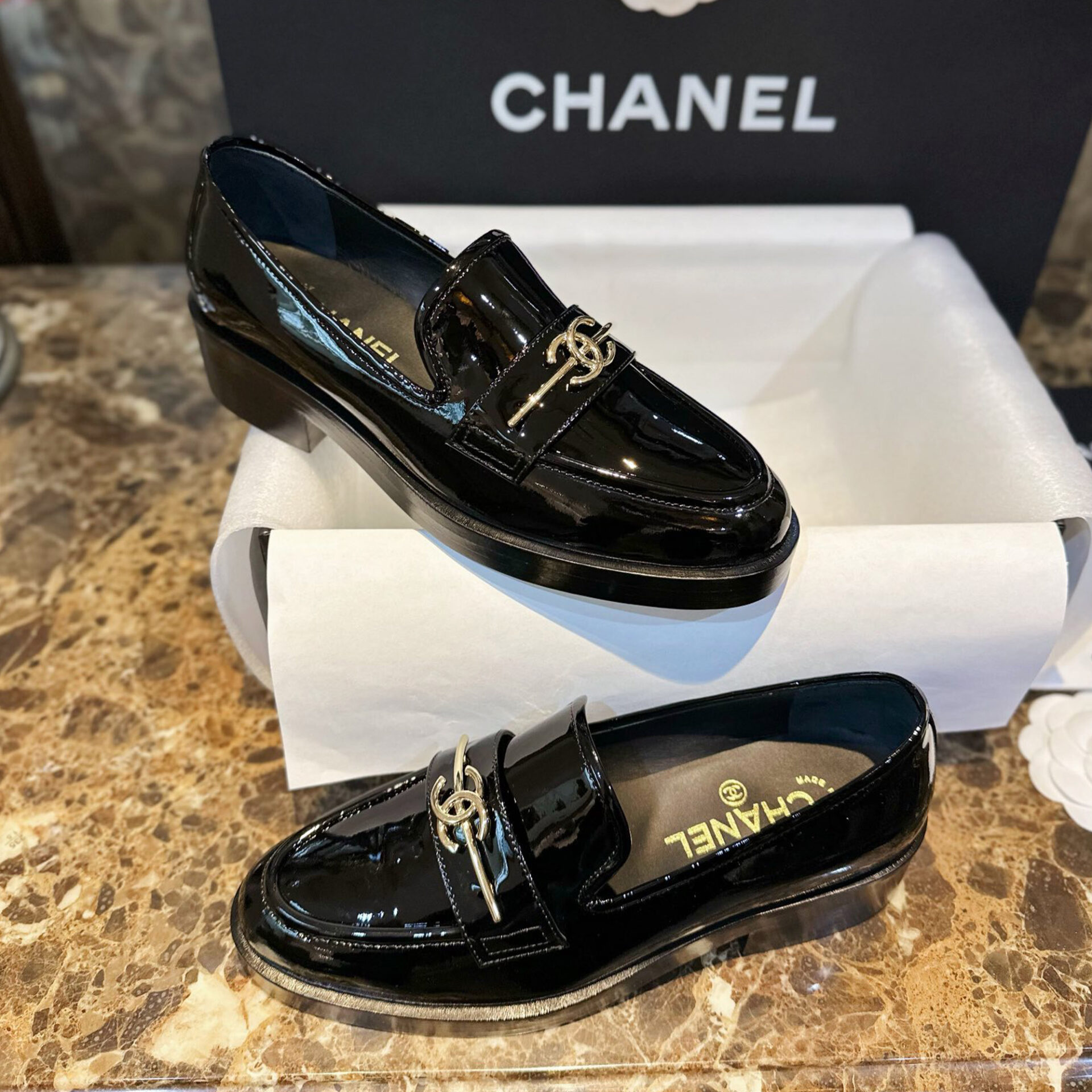 샤넬 24C 메탈 CC 로고 블랙 페이던트 로퍼 “35SIZE – 41SIZE”